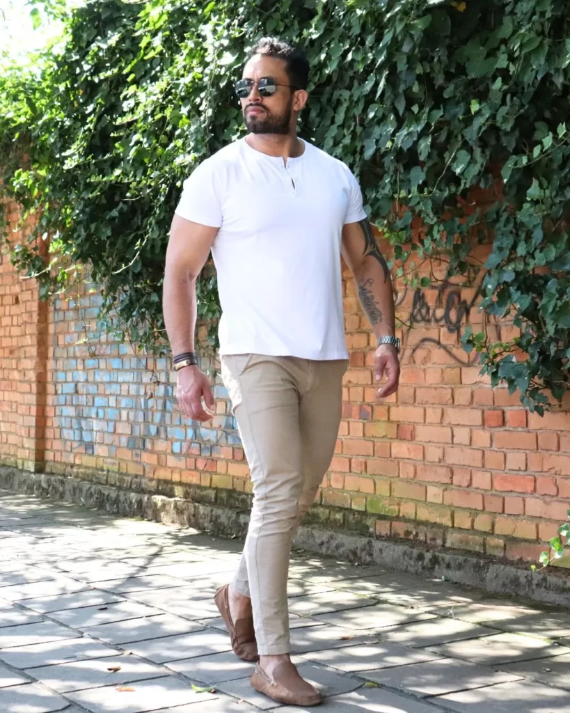 Camiseta henley com calça chino 